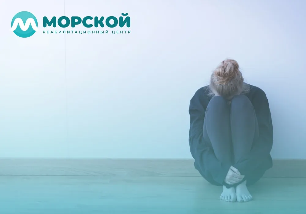 Девушка плохо себя чувствует и держится за голову из-за депрессии