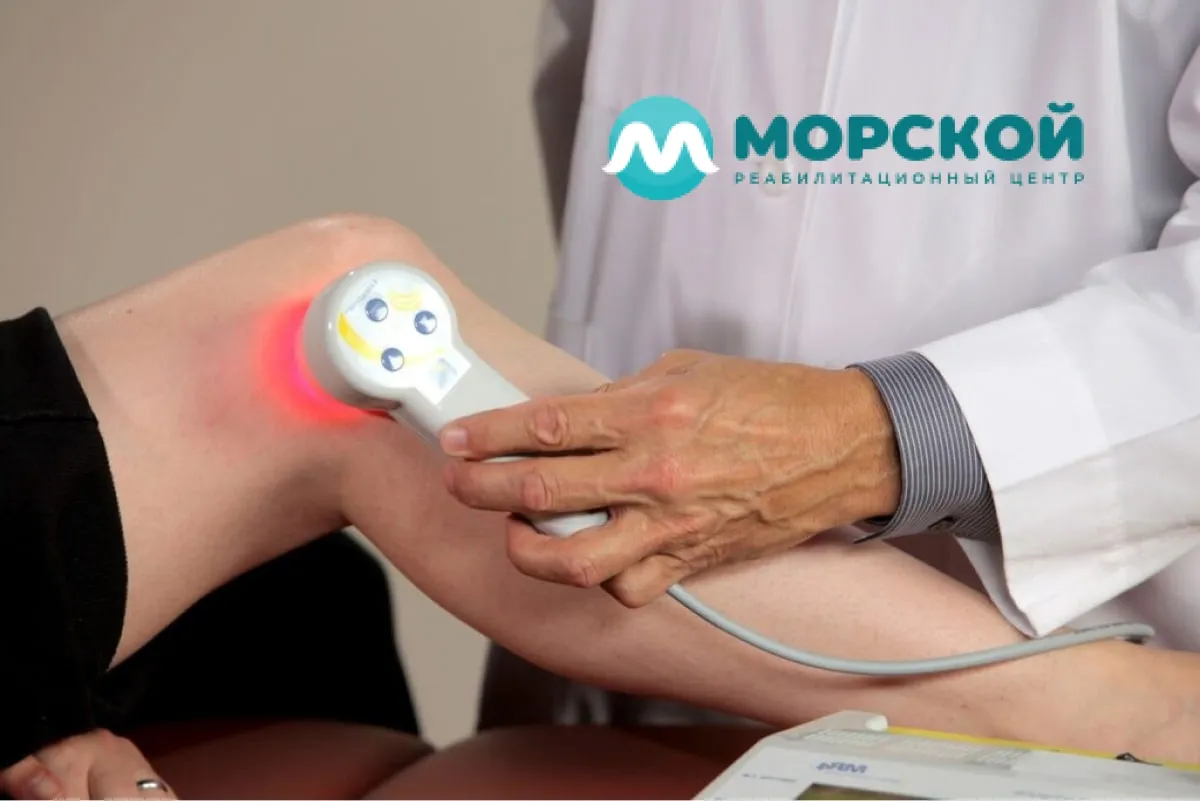 Врач проводит обследование пациента при помощи оборудования