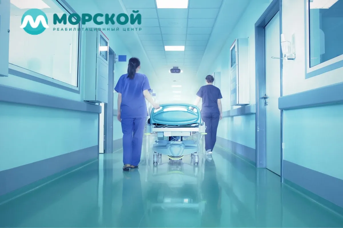Лечение алкоголизма - медицинская помощь в стационаре Медсёстры везут больного в палату