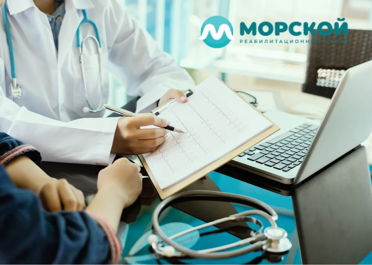 Врач смотрит и объясняет диаграмму