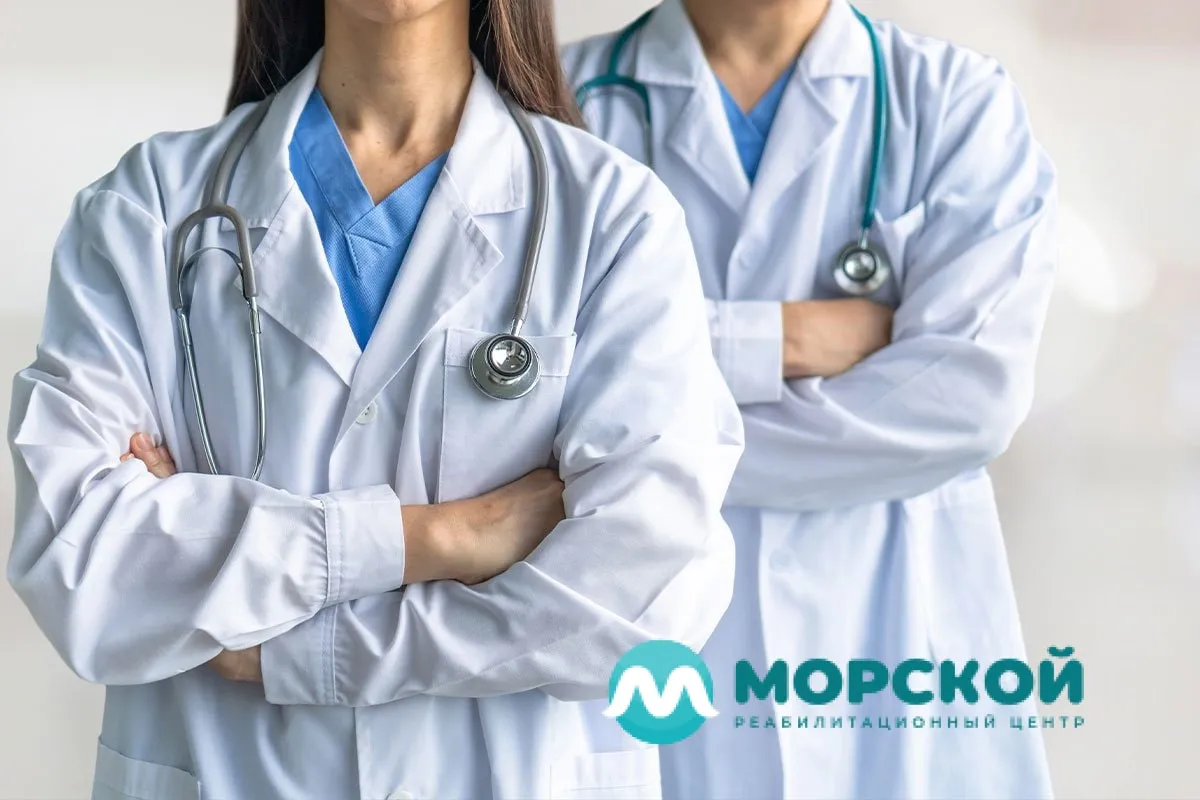 Два врача стоят скрестив руки