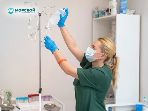 Врач готовит капельницу для помощи пациенту - медицинская помощь врача