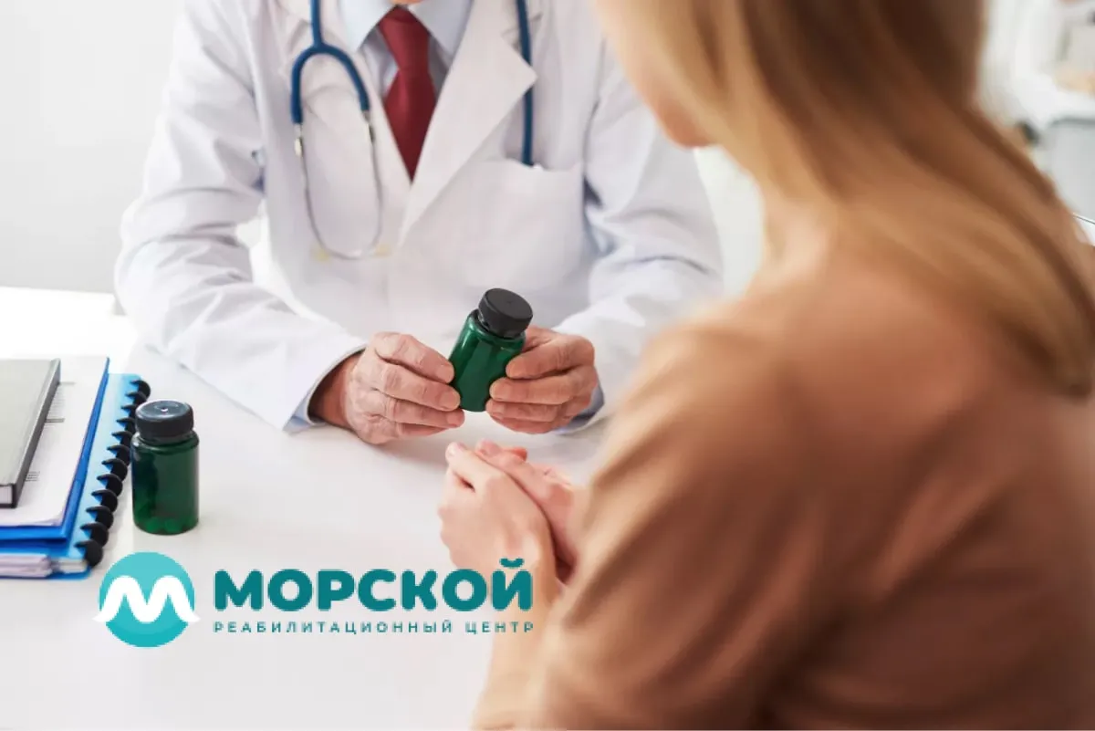 Врач собирается выписать таблетки пациентке и рассказывает про них
