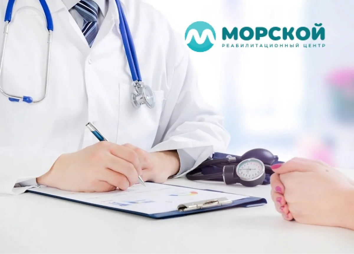 Врач проводит опрос пациента