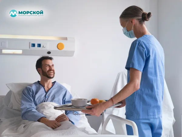 Медсестра принесла обед больному мужчине