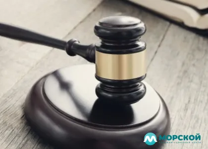 Судебный процесс - молоток судьи бьет по столу