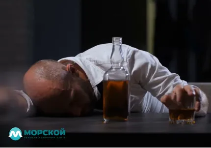 Мужчина перепил алкоголь и уснул за столом